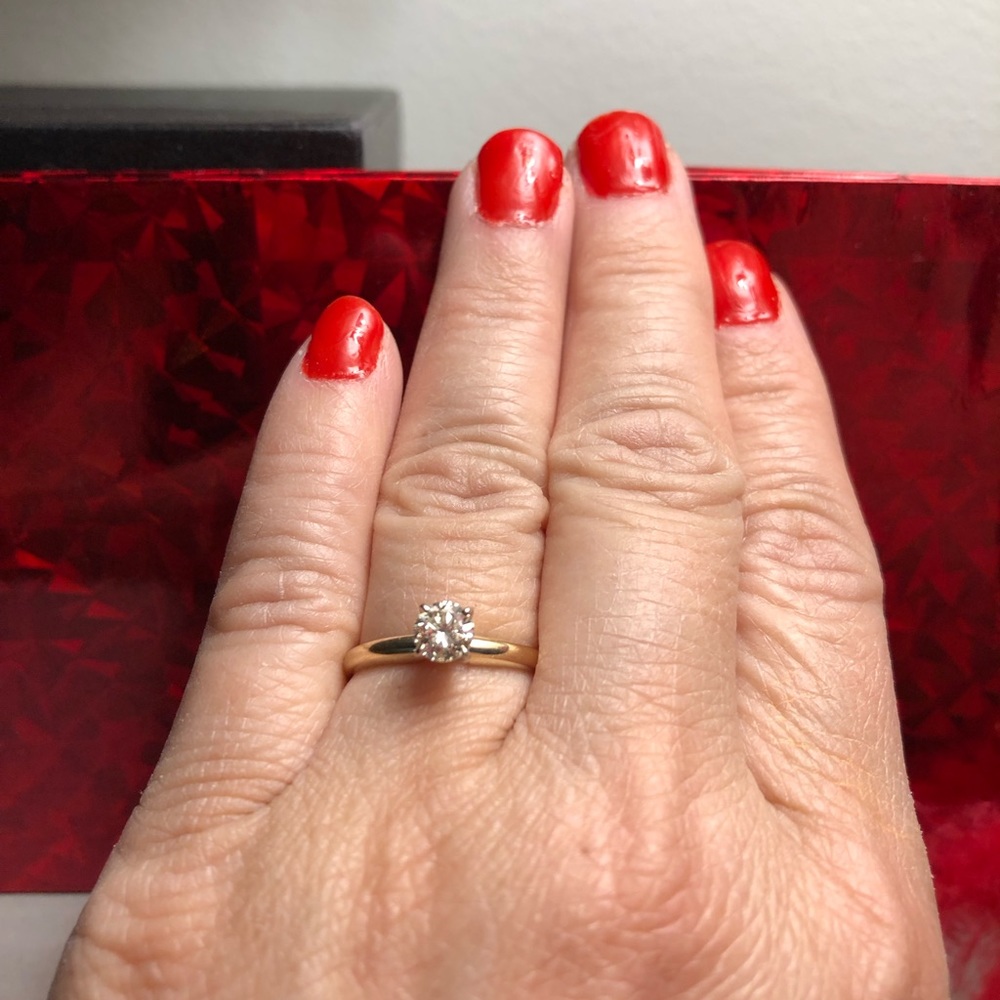 FLASH SALE 🌺🌺 14k gold round diamond engagement ring is approx. .45ct
